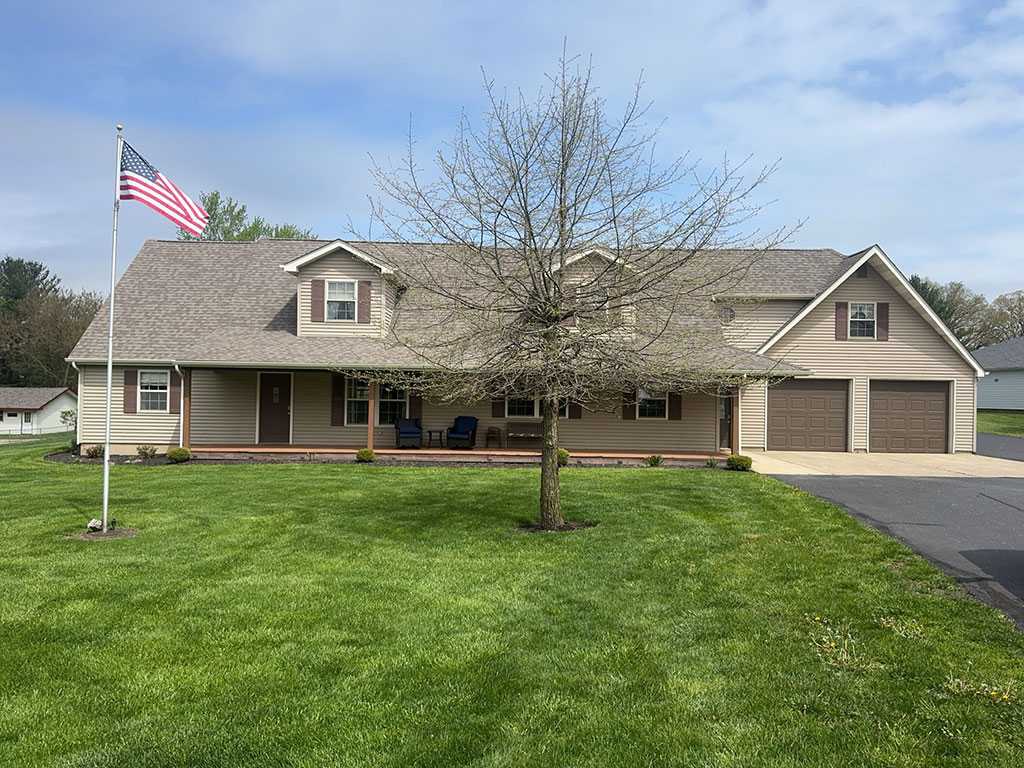 gray house in northwest Indiana with dirty siding