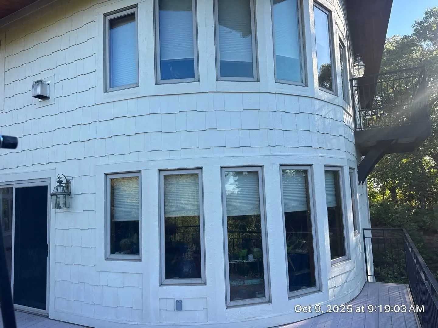 Front exterior view of Porter LP Staggered Shakes siding project