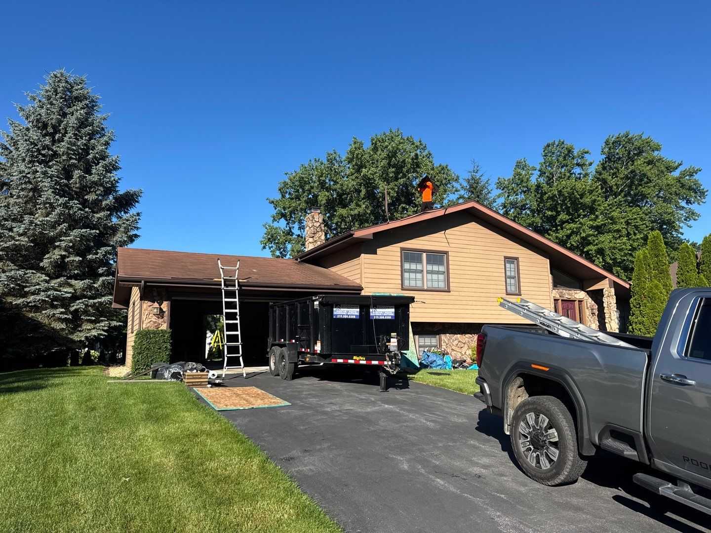 Front exterior view of Valparaiso Oakridge shingle roof replacement