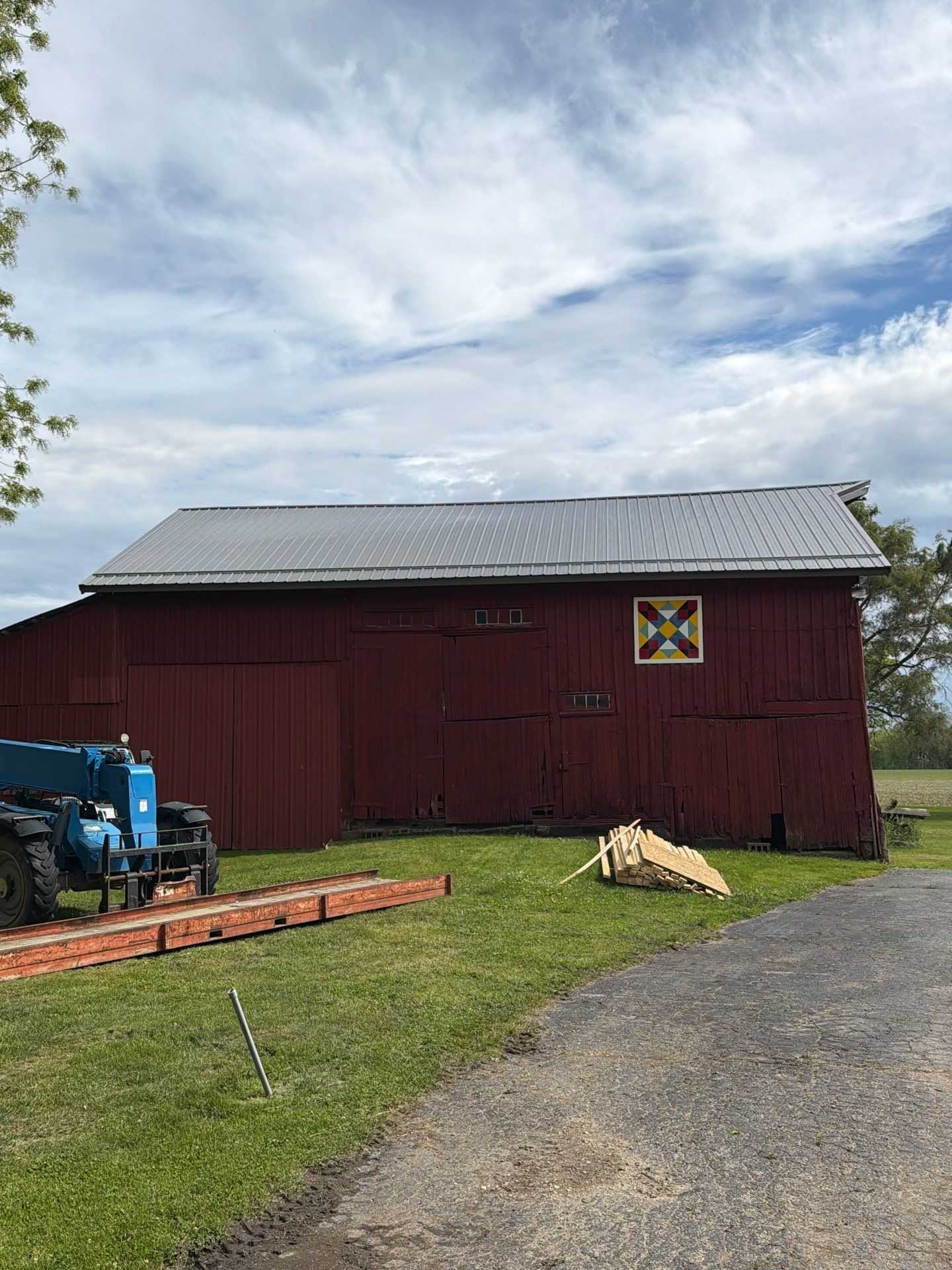 Front barn exterior view of LaPorte steel barn roof project